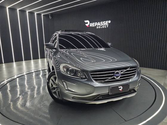 VOLVO XC60 2.4 D5 MOMENTUM DIESEL AWD 4P AUTOMÁTICO